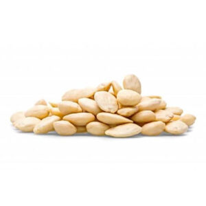 Puñado de almendra marcona repelada de origen español