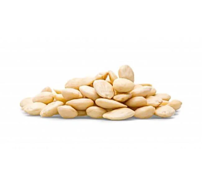 Puñado de almendra marcona repelada de origen español