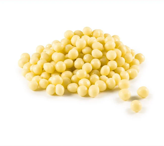 bolas de chocolate blanco con un interior de arroz y cereal. en paquete de 2,5 Kg
