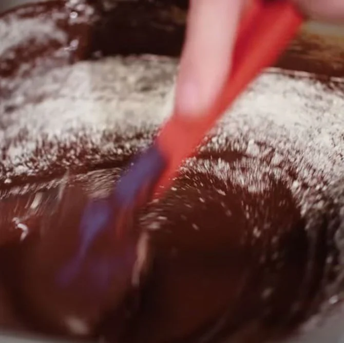 manteca de cacao en polvo sobre cobertura de chocolate fundido
