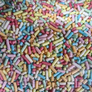 Fideos de colores chocolate vegetal cerca